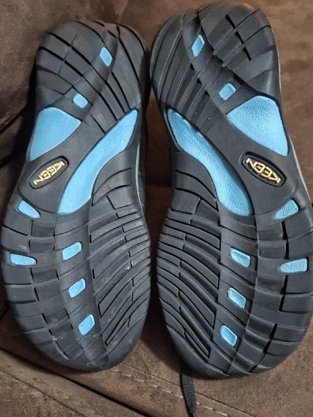 Keen Women's Black Leather Walking/hiking  Sneakers with Gray Sole - Picture 2 of 9